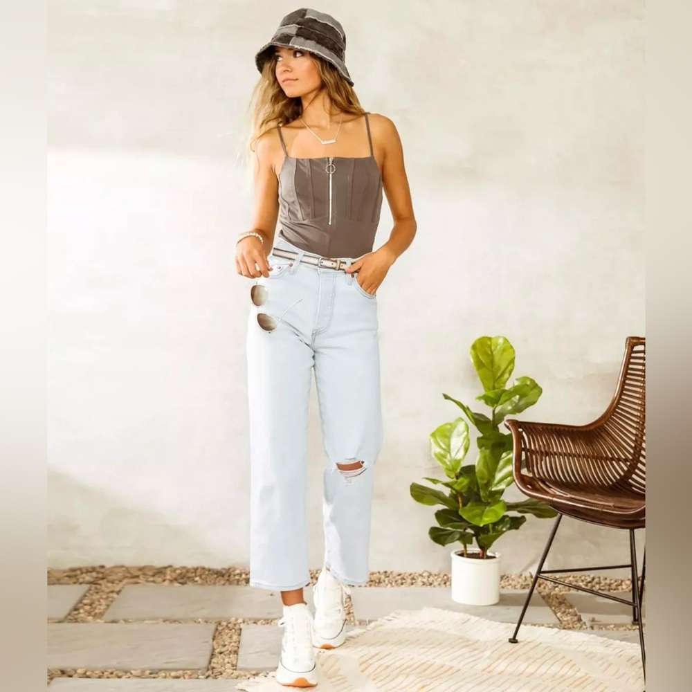 New! Levi’s Ribcage Straight Ankle Light Wash Distressed Button Fly Jeans